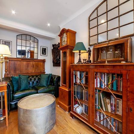 Apartamento Outstanding Antique 1Br Flat In Soho Londres Exterior foto