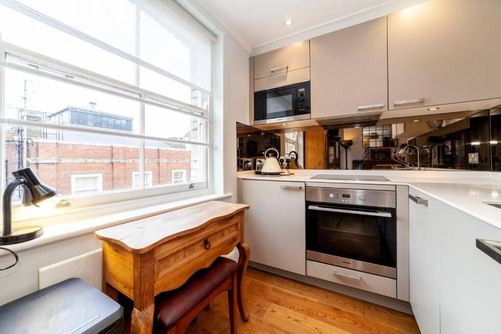 Apartamento Outstanding Antique 1Br Flat In Soho Londres Exterior foto
