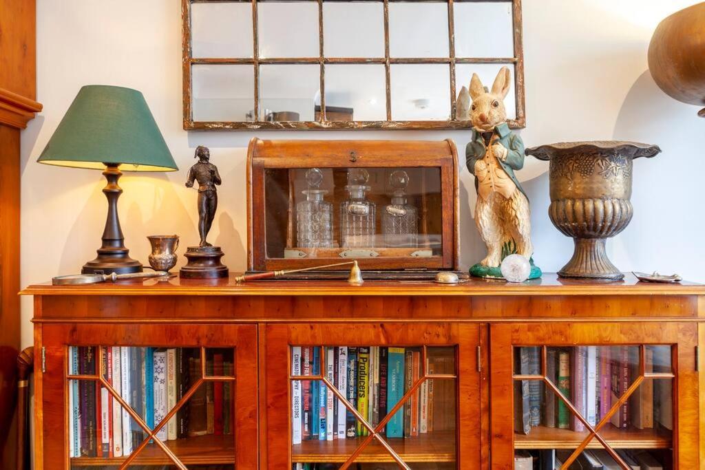 Apartamento Outstanding Antique 1Br Flat In Soho Londres Exterior foto