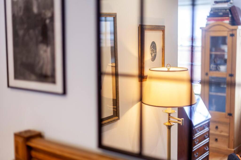 Apartamento Outstanding Antique 1Br Flat In Soho Londres Exterior foto