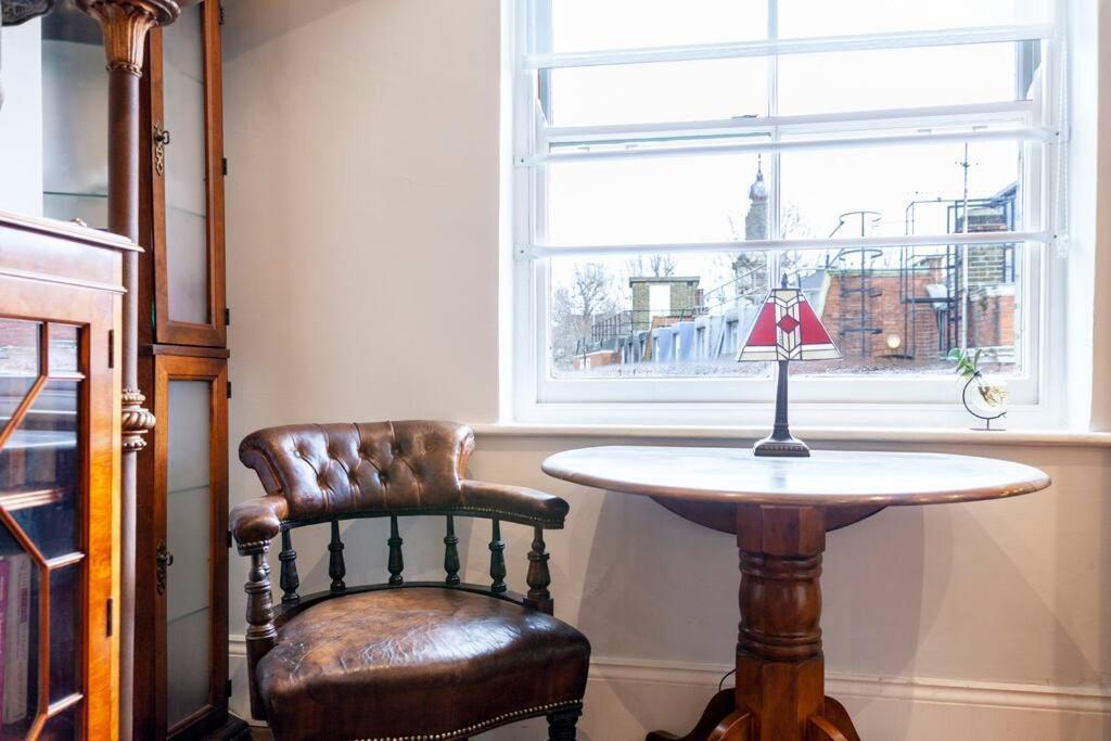 Apartamento Outstanding Antique 1Br Flat In Soho Londres Exterior foto