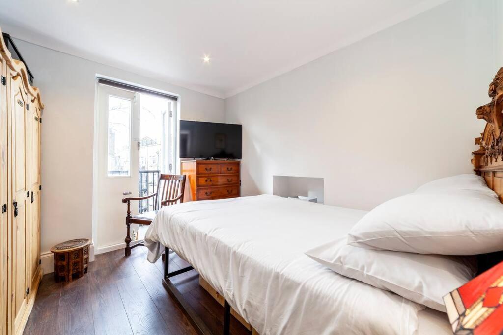 Apartamento Outstanding Antique 1Br Flat In Soho Londres Exterior foto