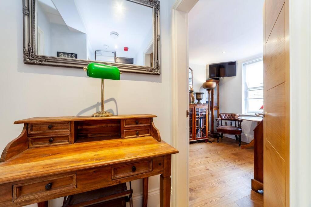 Apartamento Outstanding Antique 1Br Flat In Soho Londres Exterior foto