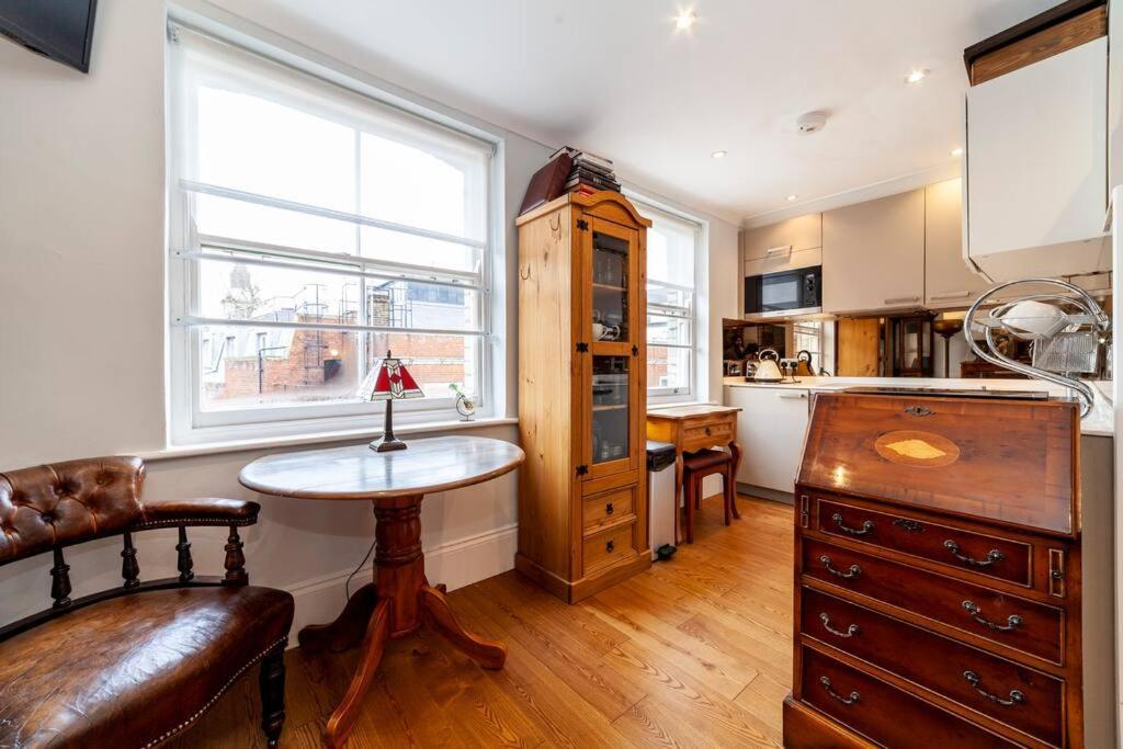 Apartamento Outstanding Antique 1Br Flat In Soho Londres Exterior foto