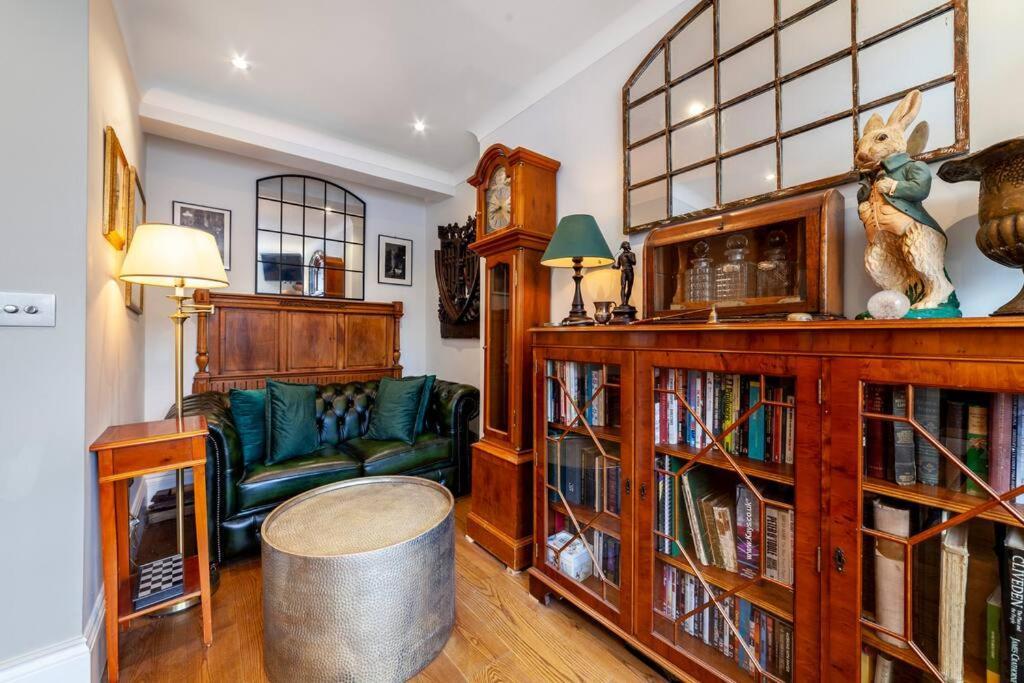 Apartamento Outstanding Antique 1Br Flat In Soho Londres Exterior foto
