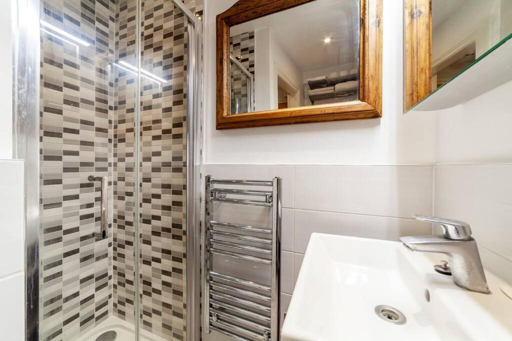 Apartamento Outstanding Antique 1Br Flat In Soho Londres Exterior foto