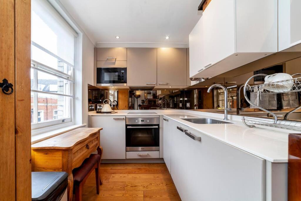 Apartamento Outstanding Antique 1Br Flat In Soho Londres Exterior foto