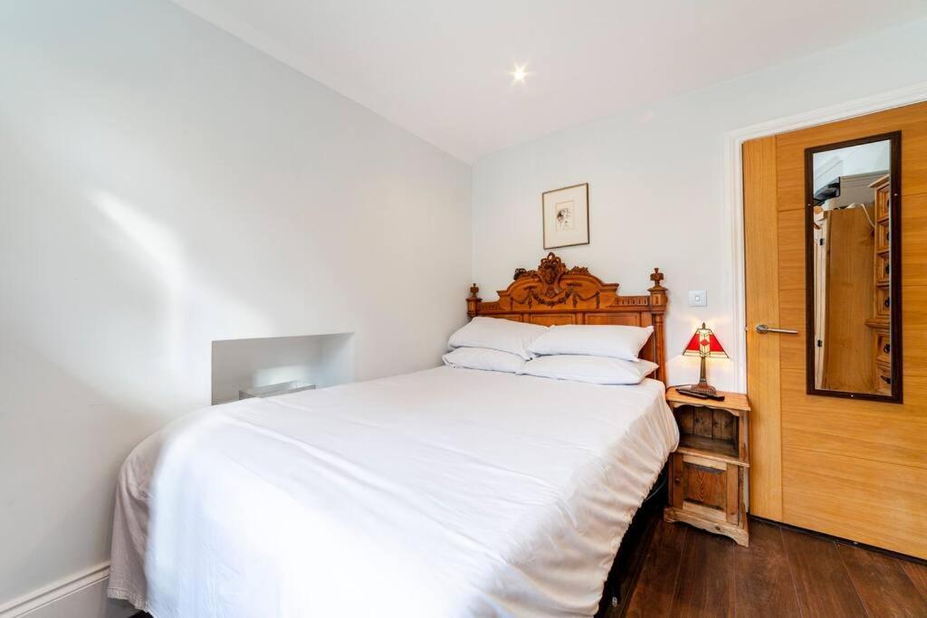 Apartamento Outstanding Antique 1Br Flat In Soho Londres Exterior foto