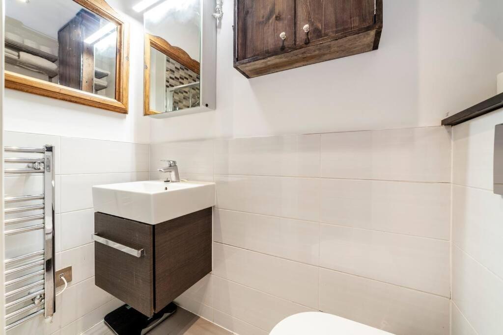 Apartamento Outstanding Antique 1Br Flat In Soho Londres Exterior foto