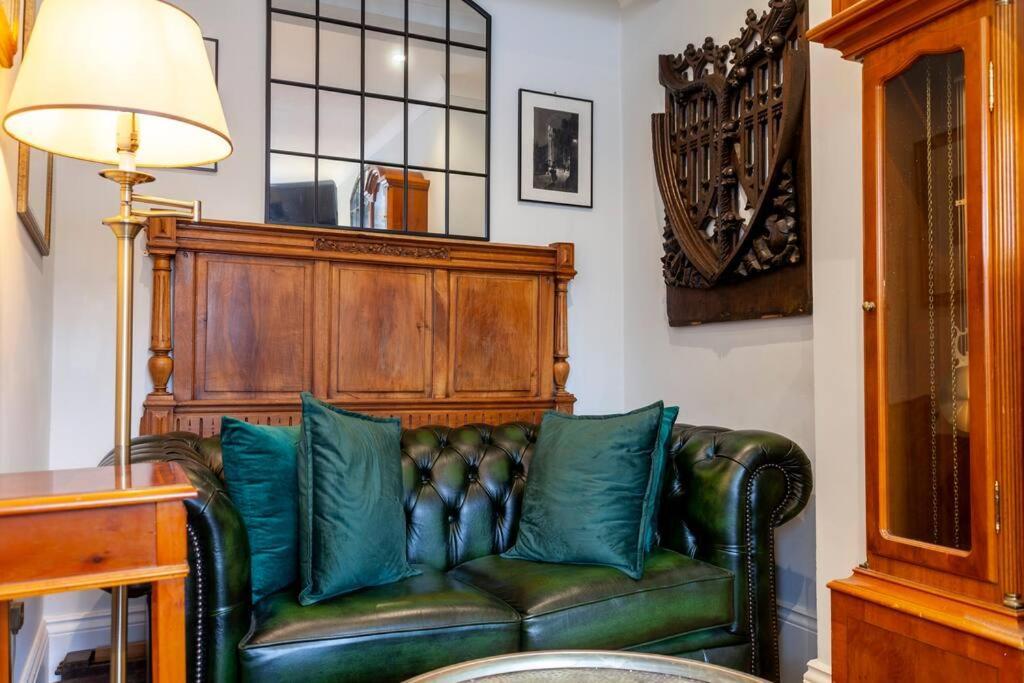 Apartamento Outstanding Antique 1Br Flat In Soho Londres Exterior foto
