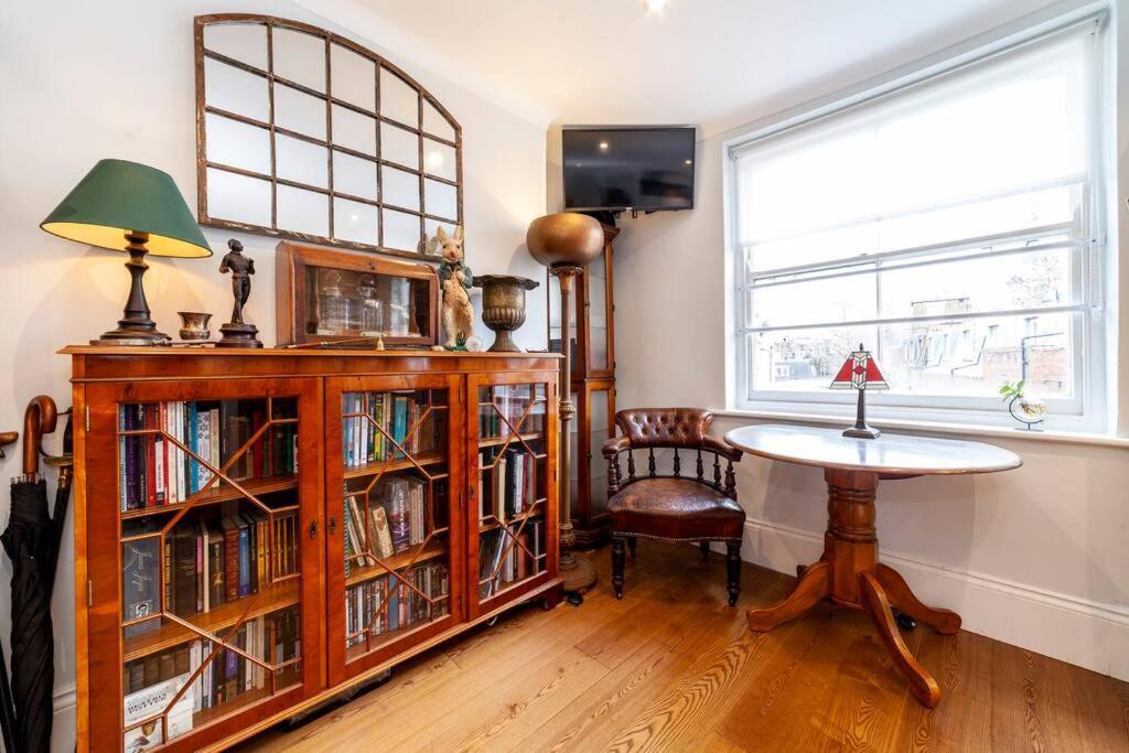 Apartamento Outstanding Antique 1Br Flat In Soho Londres Exterior foto