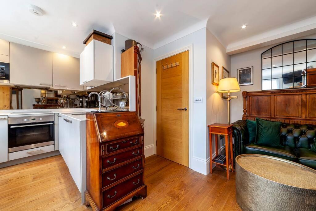 Apartamento Outstanding Antique 1Br Flat In Soho Londres Exterior foto